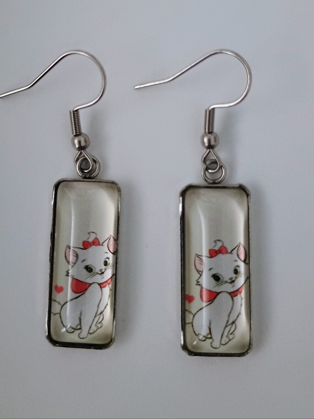 Cute Marie Arista Cat Dangle Earrings with Red Bow